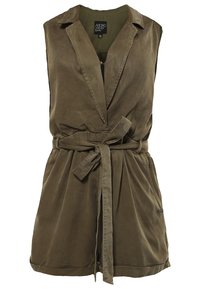 Veste sans manches vert olive ceinturée avec col à revers, taille nouée à l'avant et poches latérales, taille petite, fabriquée en tissu doux.