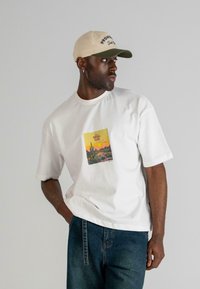 PROHIBITED - SC DESERT TEE - Print T-shirt - off white Thumbnail Image 1