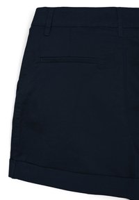 Pantaloni corti blu navy con una texture liscia, dotati di una tasca posteriore e orlo piegato. Realizzati in tessuto leggero per il massimo comfort.