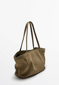 Olivengroene suède shopper met twee lange handvatten, zachte textuur, brede opening en een ruim ontwerp om gemakkelijk spullen te dragen.