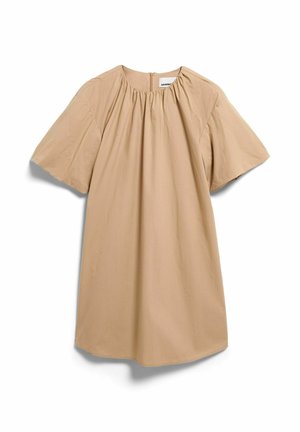 Beige jurk met korte mouwen, geplooide halslijn en losse pasvorm, gemaakt van lichtgewicht stof, met een ritssluiting aan de achterkant.