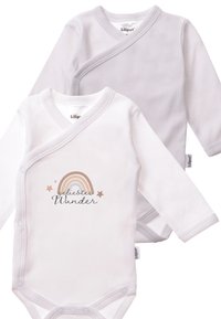 Zwei Langarm-Babybodys; einer in Weiß mit einem Regenbogen-Design und der andere in hellgrauen Streifen; aus weichem Baumwollmaterial, mit Druckknopf-Verschlüssen.