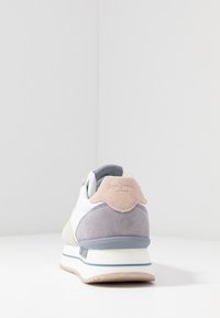 Sneaker caratterizzata da un mix di materiali in bianco, grigio e rosa pallido, con una finitura in morbido suede, una forma arrotondata e una soletta imbottita.