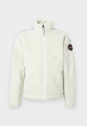 Witte fleece jas met hoge kraag, ritssluiting, zijzakken en een ronde patch op de linkerarm met kleurrijke accenten op de schouders.