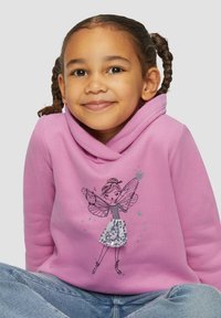 Roze hoodie met een feeïllustratie en zilveren paillettaccenten op de rok, aangevuld met een klassiek kangoeroezak ontwerp.