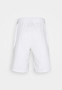 Weiße Sportshorts mit glatter Textur, breitem elastischem Bund und Seitentaschen; knielange Ausführung.