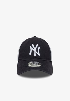Schwarze Baseballmütze mit weißem gesticktem Logo, Netzseitenteilen, verstellbarem Riemen und gebogenem Schirm. Plattes Schirmdesign, texturiertes Material.