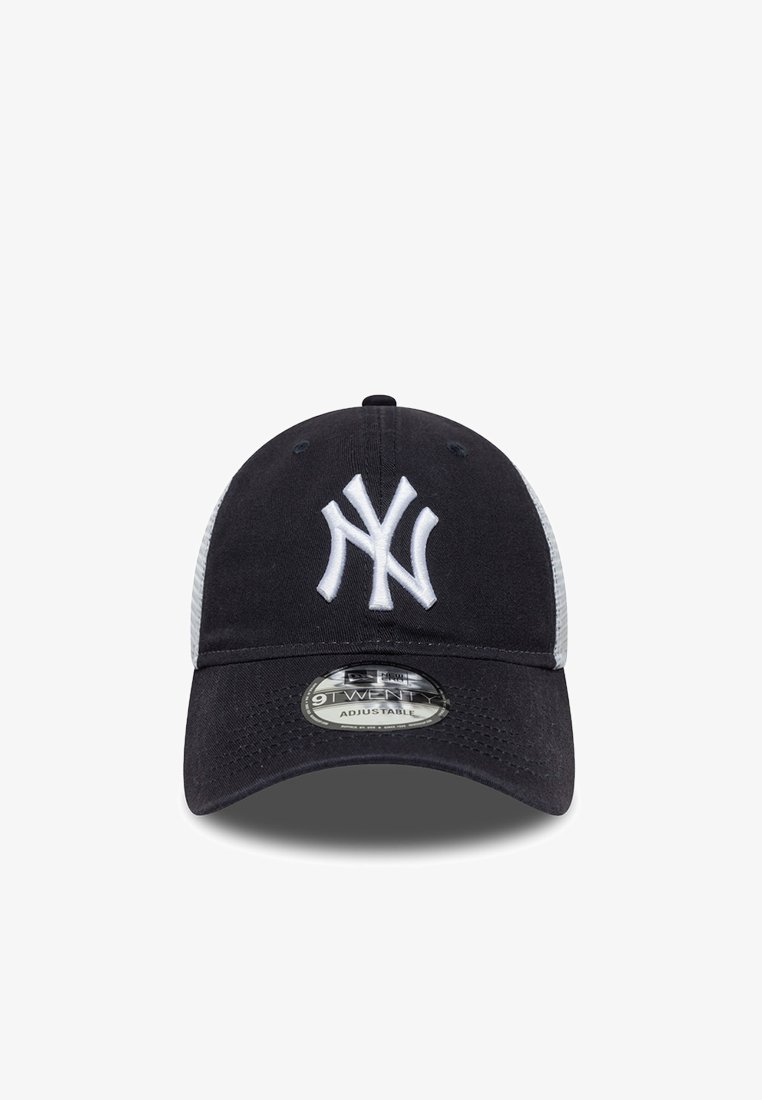 Melnā beisbola cepure ar baltu izšūtu logotipu, ar acs sānu paneļiem, regulējamu jostu un izliekto malu. Plakana mala, teksturēta auduma.