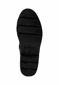 Černá gumová podrážka obuvi s texturovaným vzorem, která obsahuje několik drážek a plochý design podpatku pro trakci a odolnost.