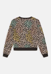 Schwarzer Sweatshirt mit einem bunten Leopardenmuster, das rosa, blaue und gelbe Flecken zeigt. Mit einem schwarzen gerippten Bündchen und Bündchen an den Ärmeln.