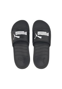Infradito nere con una superficie del piede testurizzata, caratterizzate da una fascia larga che mostra il logo Puma in bianco. Progettate per il comfort e il tempo libero.