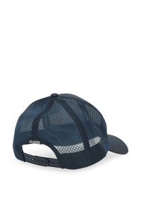 Marineblauwe pet met gaas achterzijde, gebogen klep en verstelbare druksluiting. "SEASIDE" label op de achterkant. Ontwerp richt zich op ventilatie.