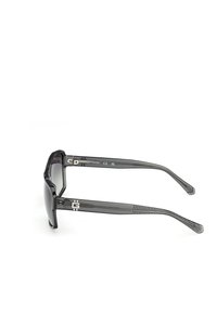 Gafas de sol negras con montura plástica ligera y angular. Lentes gris oscuro, brazos texturizados y detalles del logo en las patillas.