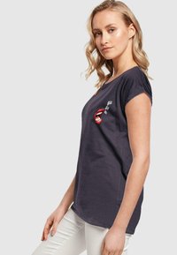 Merchcode BLA COMIC EXTENDED SHOULDER TEE - Marškinėliai su spaudiniu - navy