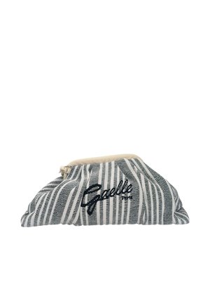 Bustina in tessuto a righe bianco e nero con chiusura a coulisse e testo ricamato nero "Gaelle Paris" sulla parte anteriore.