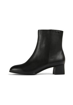 Stivaletto in pelle nera con punta arrotondata, tacco basso a blocco, superficie liscia e un sottile accento con logo sulla caviglia.