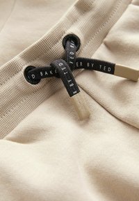 Baker by Ted Baker FUNNEL ZIP NECK AND JOGGERS SET- REGULAR FIT - Melegítő - stone