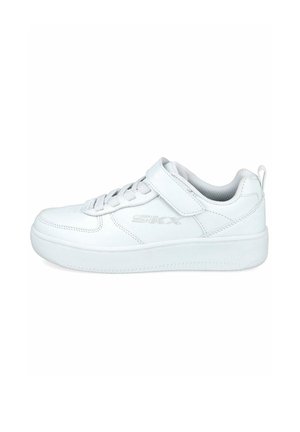 Zapatilla deportiva blanca con parte superior sintética lisa, cierre de cordones y correa de Velcro, cuello acolchado y suela de goma texturizada. Logo impresido en el lateral.