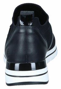 Schwarzer Sportschuh mit einem strukturierten, gewebten Obermaterial und einer glatten Lederferse. Verfügt über glänzende schwarze Akzente und eine weiße Sohle mit schwarzen Streifen.