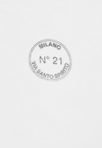 Bílá tkanina s kruhovým šedým tiskem, obsahující texty "MILANO", "N° 21" a "VIA SANTO SPIRITO", vytvářející jednoduchý designový prvek.