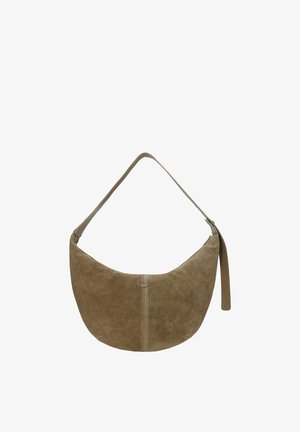 Borsa a tracolla in camoscio marrone a forma di mezzaluna con una singola tracolla larga e un piccolo dettaglio logo metallico al centro anteriore.