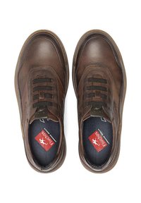 Zapatos de cuero marrón con punta redonda, que cuentan con cordones marrones y un upper texturizado. Incluyen una etiqueta con el logo en la plantilla.