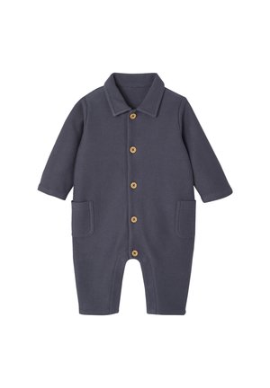 Dunkelgrauer Baby-Overall mit langen Ärmeln, Kragen, vorderen Holzknöpfen und zwei Fronttaschen, flach auf einem weißen Hintergrund ausgelegt.