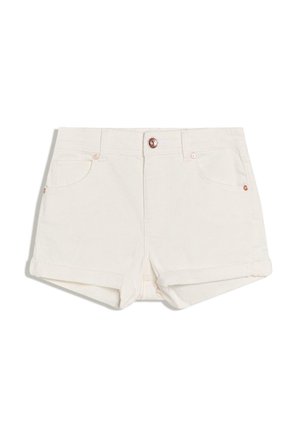 Fehér farmer rövidnadrág visszahajtott szegéllyel, rézszínű gombbal és szegecsekkel, klasszikus öt zsebes kialakítással és sima textúrával.