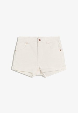 Fehér farmer rövidnadrág visszahajtott szegéllyel, rézszínű gombbal és szegecsekkel, klasszikus öt zsebes kialakítással és sima textúrával.