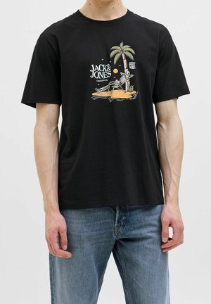 Schwarzes T-Shirt mit einem Skelett, das unter einer Palme auf einer Insel entspannt, Text "Jack & Jones Originals" und "Great Vibes" auf der Vorderseite gedruckt.