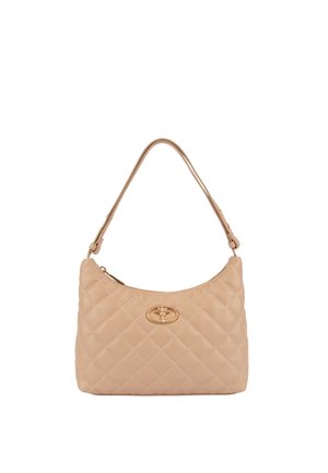 Beżowa pikowana torebka na ramię z zamkiem u góry i regulowanym paskiem, z małym złotym owalnym emblematem na środku przodu.