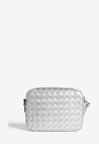 Sudraba taisnstūra crossbody soma ar austa tekstūru, gludu metāla apdari, regulējamu siksnu un rāvējslēdzēju. Kompaktas un elegantas formas dizains.