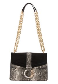 Černá semišová kabelka se vzorem hadí kůže a zlatým řetízkem, s kulatým kroužkovým akcentem a geometrickým uzávěrem.