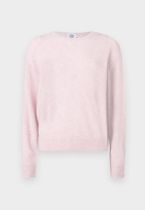 Pull léger rose avec un col rond, des manches longues et un ourlet côtelé. Fait en matériau doux avec une finition légèrement texturée.