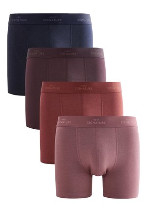 Cztery męskie bokserki w kolorach granatowym, ciemnobrązowym, rdzawego i mauve, każdy z firmowym paskiem oznaczonym "Next Signature."