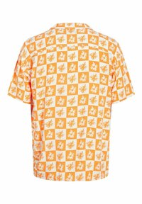 Chemise à manches courtes avec un motif à damier orange et blanc présentant des fleurs de marguerite blanches stylisées sur un fond orange.