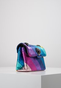Bolso multicolor de piel metálica con patrón a rayas, que presenta una tapa con solapa, correa de cadena y detalle decorativo en el hardware.
