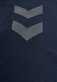 T-shirt navy con due forme a chevron grigio chiaro stampate sul davanti, realizzato in un morbido tessuto testurizzato.
