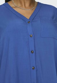 ONLY Carmakoma CARNEWDENIZIA SS CALF  - Rochie tip cămașă - dazzling blue