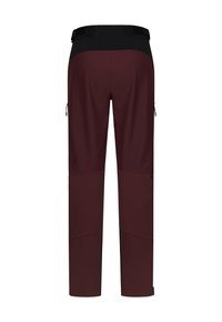 Bordeauxrode buitenbroek met zwarte elastische tailleband, ritszakken aan de zijkant en contrasterend paneelontwerp op de benen. Glad, technisch stoftextuur.