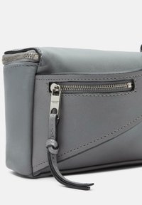 Graue Ledertasche mit glatter Textur, ausgestattet mit einer Reißverschlusstasche, silberner Hardware und kantigen Stichdetails.