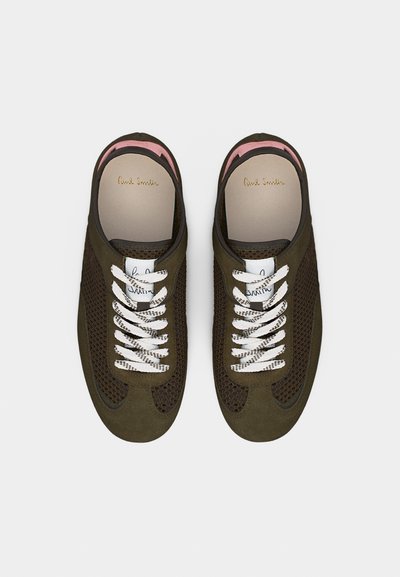 Ζευγάρι αθλητικών παπουτσιών από δίχτυ και σχισμένο δέρμα σε ελιά χρώμα, με λευκά κορδόνια με σχέδια, ανοιχτές σόλες και ροζ λεπτομέρεια γύρω από το κολάρο.