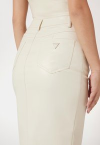 Guess MIDI  - Falda de tubo - crema