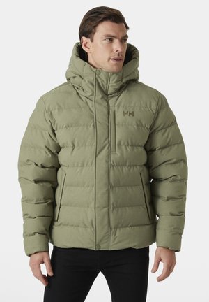 Chaqueta acolchada verde con cuello alto, diseño acolchado y cierre frontal. Presenta un logo en el pecho y una capucha amplia.