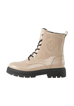 Botines de charol beige con suela de goma negra, punta redonda, cordones en la parte delantera y un detalle de logo circular en el lateral.