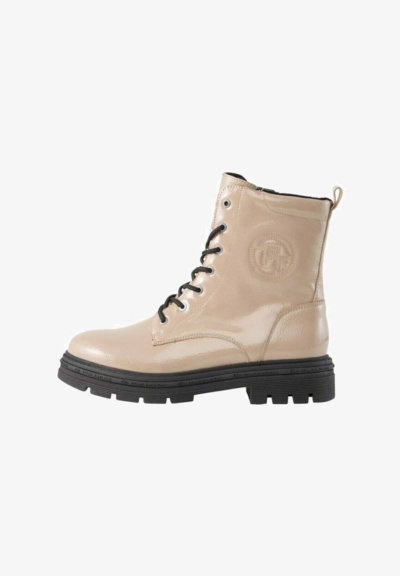 Bottines en cuir verni beige avec semelle en caoutchouc noire, bout rond, lacets à l'avant et détail de logo circulaire sur le côté.