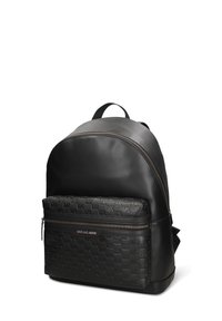 Zaino in pelle nera con forma arrotondata, pannello inferiore testurizzato con motivo logo e tasca frontale con zip. Finitura liscia con doppie spalline.