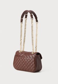 Borsa a tracolla marrone trapuntata con catene dorate e dettagli in pelle. Forma rettangolare, superficie testurizzata, chiusura con zip e tasca laterale.
