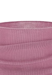 Gebreide buis sjaal in zachtroze, met een ribbeltextuur en brede manchetten. Het materiaal is lichtgewicht met een zachte afwerking en een subtiele glans.
