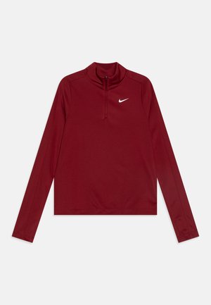 Camiseta de rendimiento de manga larga color burdeos con cuello con cremallera, que presenta un pequeño logo de Nike en blanco en el lado izquierdo del pecho y una textura de tela suave.